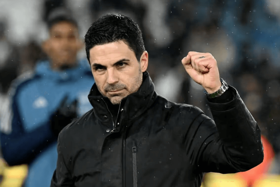 Mikel Arteta donnant instructions tactiques joueurs Arsenal bord terrain