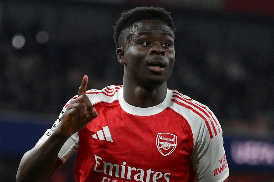 Bukayo Saka Arsenal maillot rouge action match Premier League