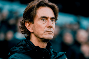 Thomas Frank quittant le bord de touche de Tottenham tête baissée