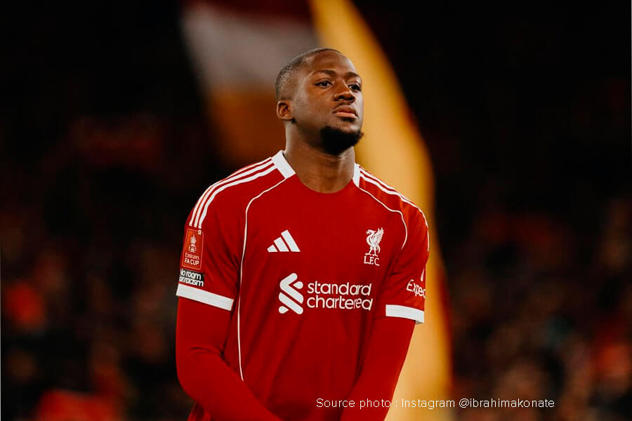 Ibrahima Konaté à genoux sur la pelouse d'Anfield après son but dédié à son père décédé – Liverpool, février 2026