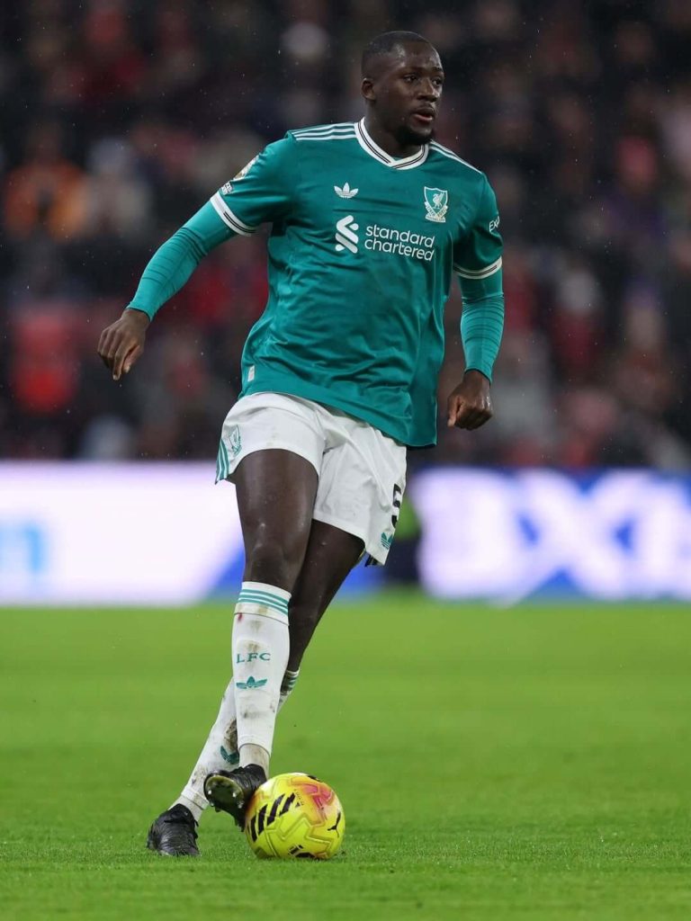 Ibrahima Konaté en action avec le maillot extérieur vert de Liverpool FC lors d'un match de la saison 2025-2026