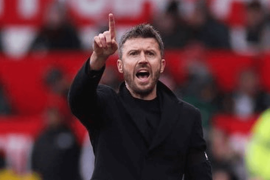 Michael Carrick dirigeant entraînement Manchester United à Carrington février 2026
