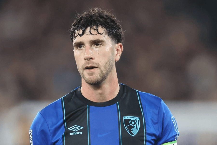 Marcos Senesi en duel aérien avec le maillot de Bournemouth en Premier League 2026