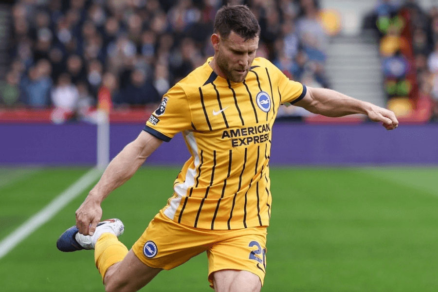 James Milner célébrant son record historique de 654 matchs en Premier League avec Brighton