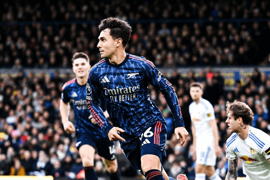 Martin Ødegaard Arsenal capitaine brassard milieu terrain contrôle ballon match Premier League