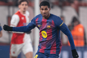 Marcus Rashford quittant le terrain en se tenant le genou gauche