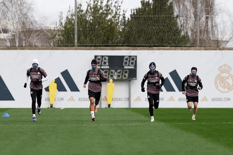 Joueurs Real Madrid masques bleus oxygène Cosmed entraînement Pintus test physique Valdebebas