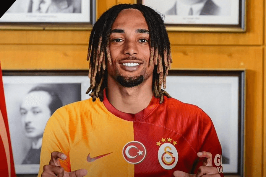 Sacha Boey maillot Galatasaray latéral droit action match Süper Lig Turquie