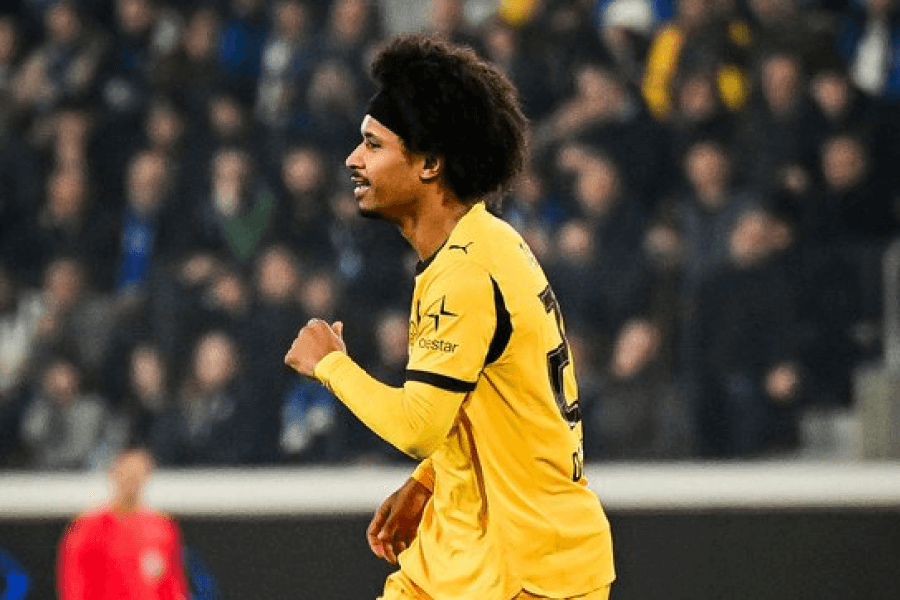 Karim Adeyemi dribble en maillot jaune du Borussia Dortmund Signal Iduna Park