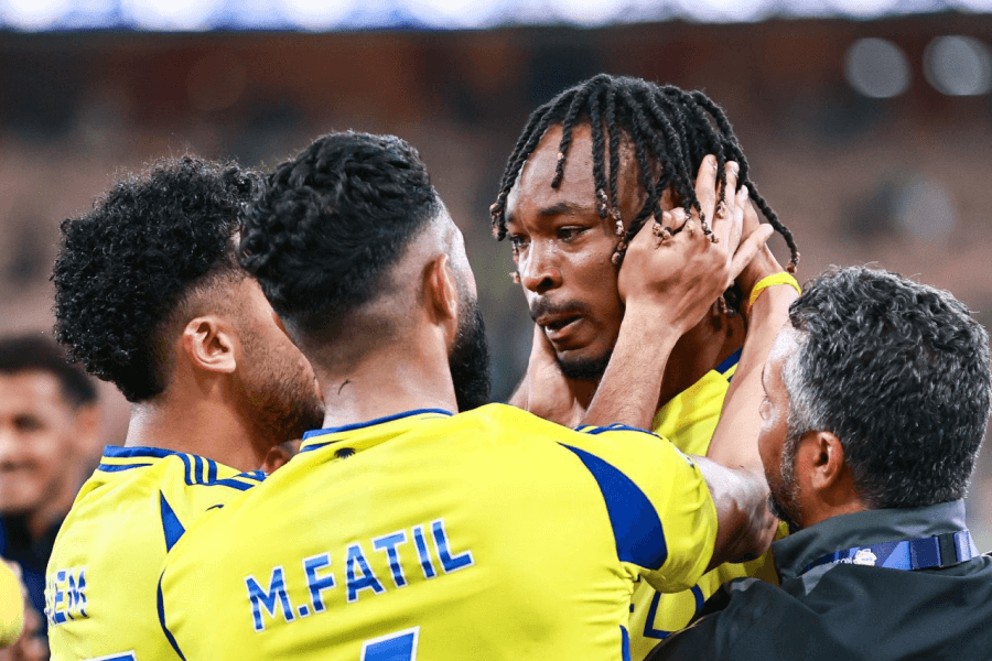 Mohamed Simakan célèbre son but décisif avec Al-Nassr contre NEOM en Saudi Pro League