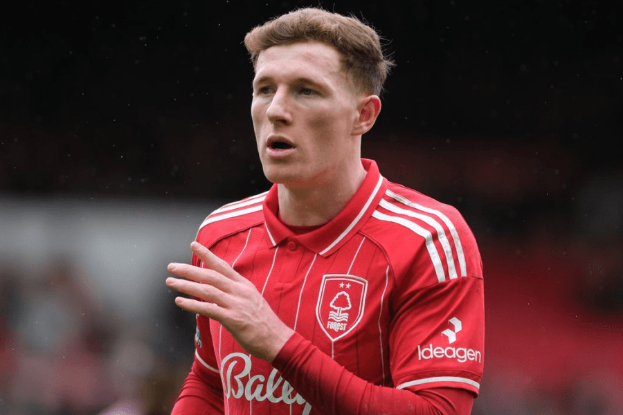 Elliot Anderson milieu Nottingham Forest en plein match Premier League
