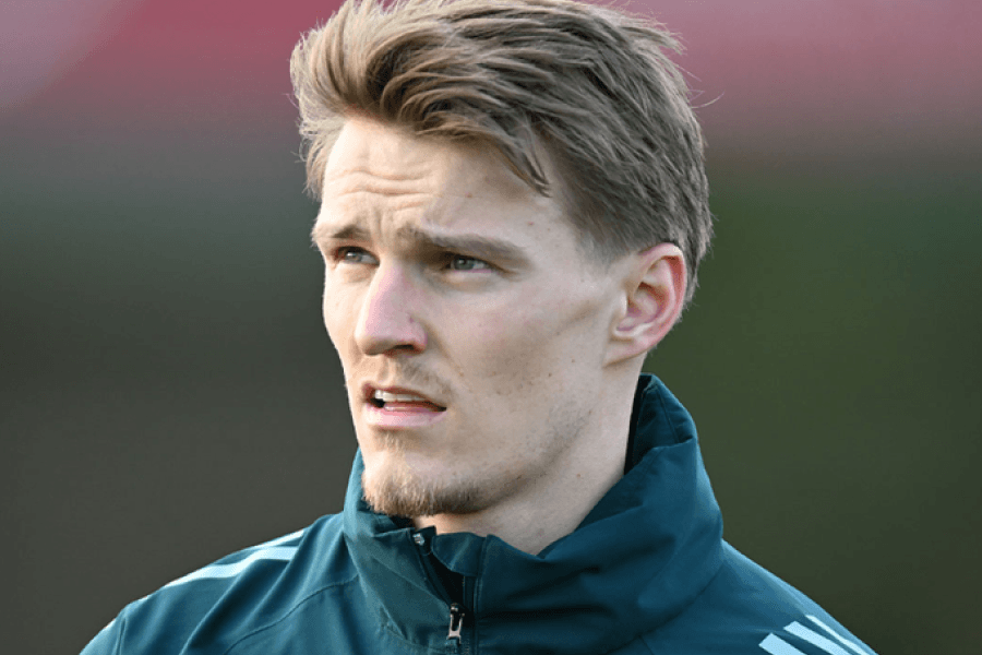Martin Odegaard capitaine Arsenal blessure genou finale Carabao Cup 2026