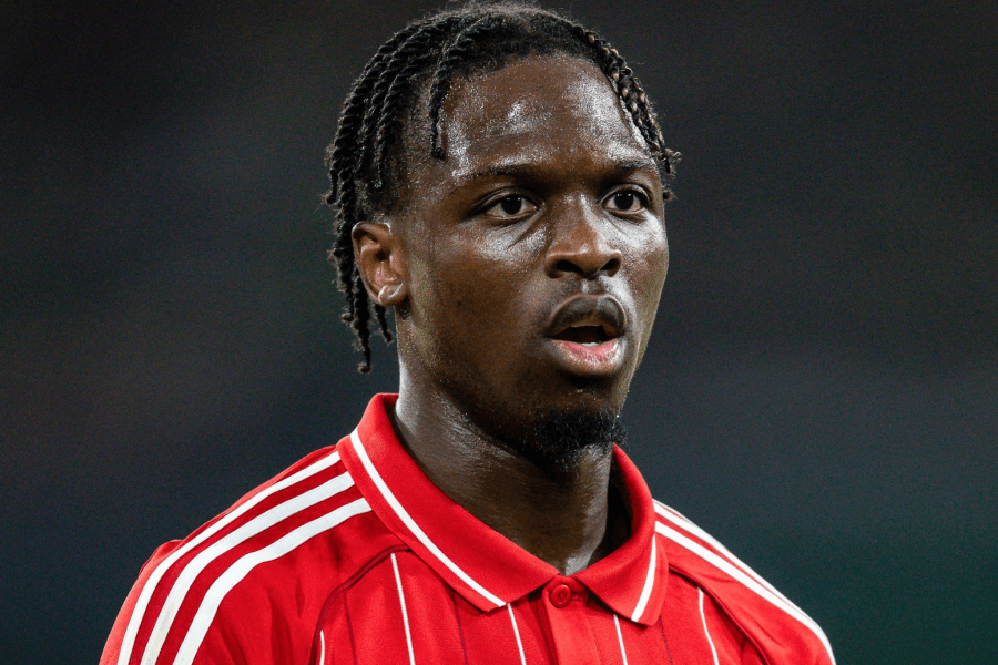 Dilane Bakwa ailier Nottingham Forest maillot rouge City Ground 2026