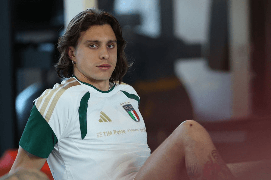 Riccardo Calafiori défenseur Arsenal maillot rouge entraînement Londres 2026