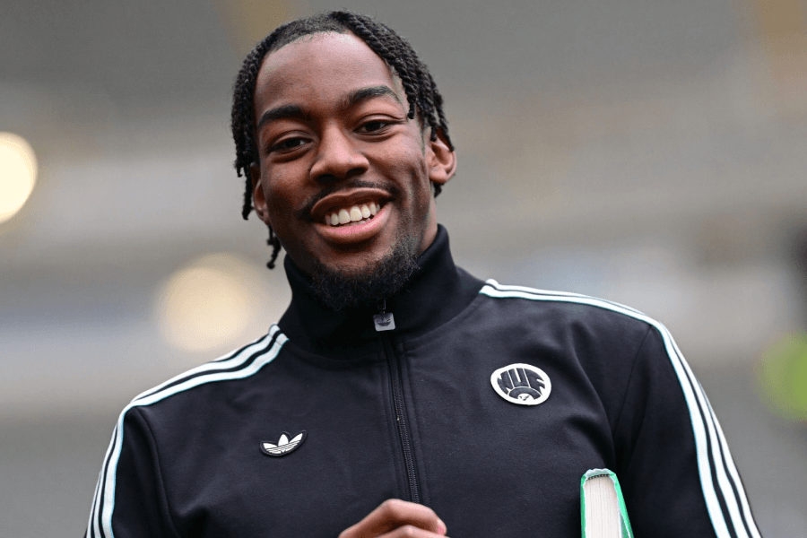 Anthony Elanga en maillot Newcastle lors d'un match de Premier League 2025-2026