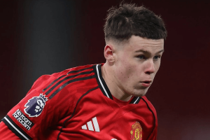 Kai Rooney en action avec les U18 de Manchester United à Carrington 2026
