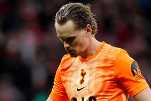 Antonin Kinsky gardien Tottenham marchant seul vers tunnel Metropolitano Madrid LDC