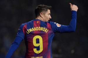 Robert Lewandowski FC Barcelone maillot bleu grenat attaquant polonais 2026