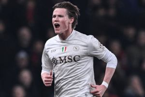 Scott McTominay célèbre un but décisif avec le maillot du SSC Napoli Serie A