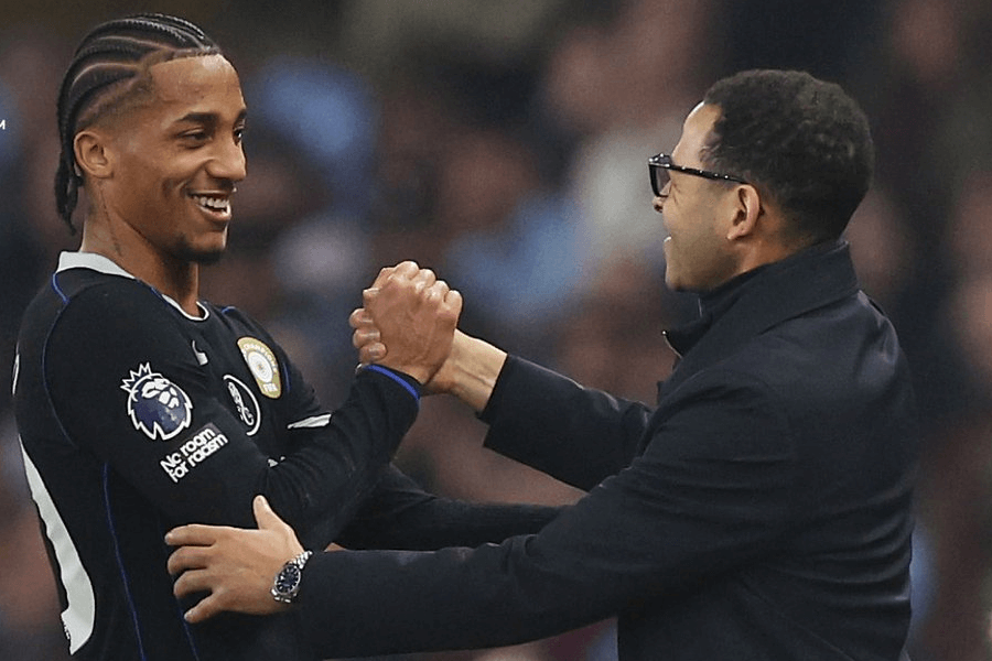 oão Pedro célèbre son hat-trick contre Aston Villa à Villa Park mars 2026