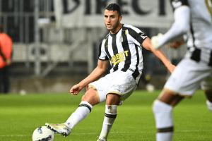 Yacine Titraoui milieu algérien en action sous les couleurs de Charleroi Jupiler Pro League