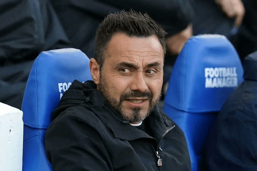 Roberto De Zerbi entraîneur libre souriant lors d'une conférence de presse 2026