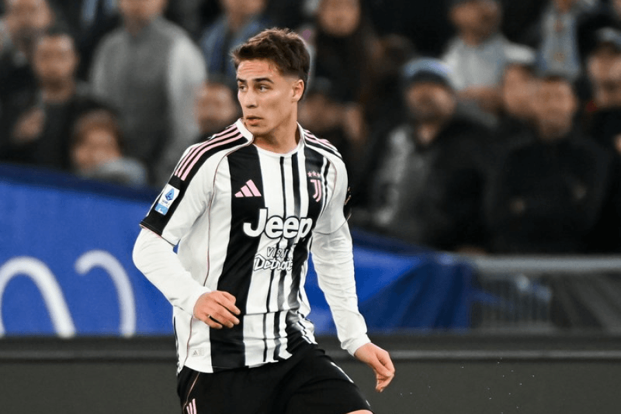 Kenan Yildiz en maillot de la Juventus célébrant un but en Serie A