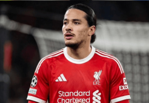 Stade Anfield de Liverpool sous la pluie lors d'un match de Premier League avec les tribunes pleines