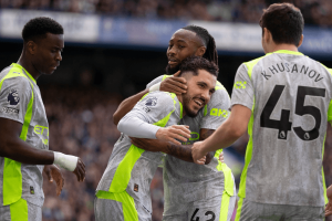 Rayan Cherki effectuant des keepy-uppies lors de la finale Carabao Cup Wembley 2026