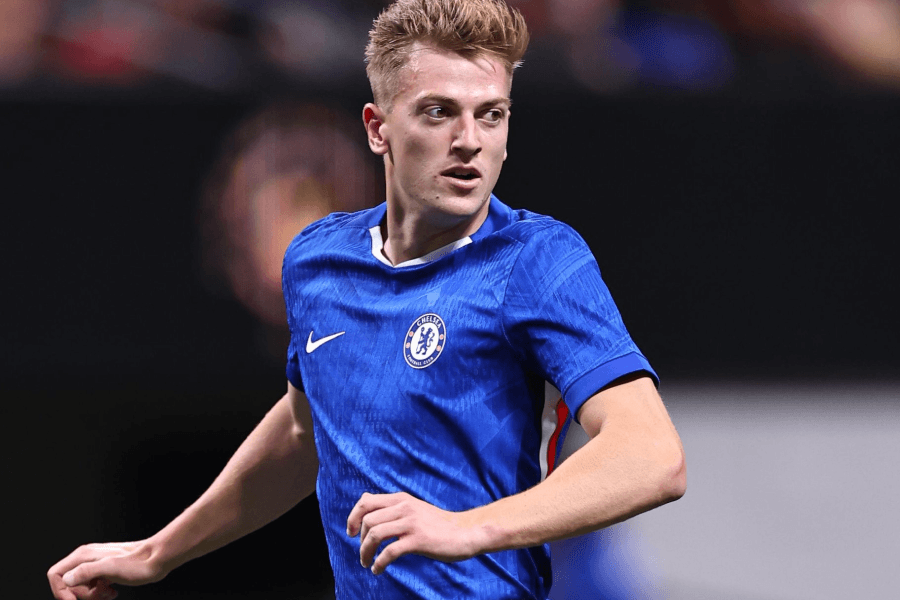 Liam Delap frappe la balle dans la surface de Stamford Bridge