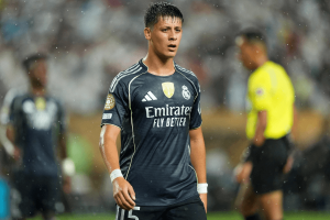 Arda Güler dribble en maillot blanc du Real Madrid lors d'un match de Liga