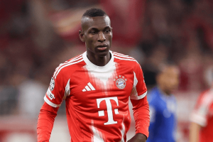 Nicolas Jackson célébrant un but sous le maillot rouge du Bayern Munich