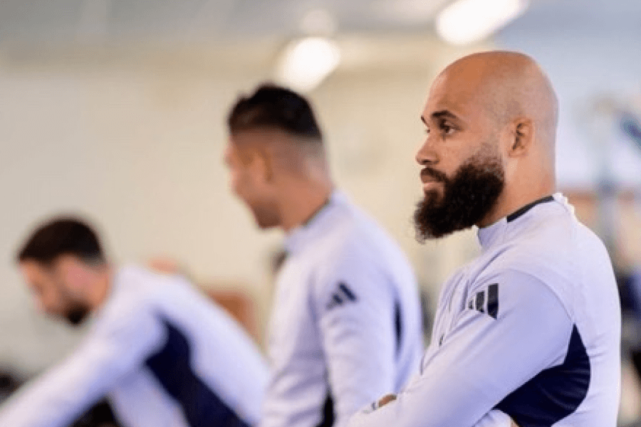 Bryan Mbeumo célébrant un but sous le maillot Manchester United Old Trafford