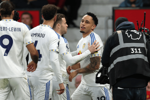 Noah Okafor célèbre un but sous le maillot blanc de Leeds United