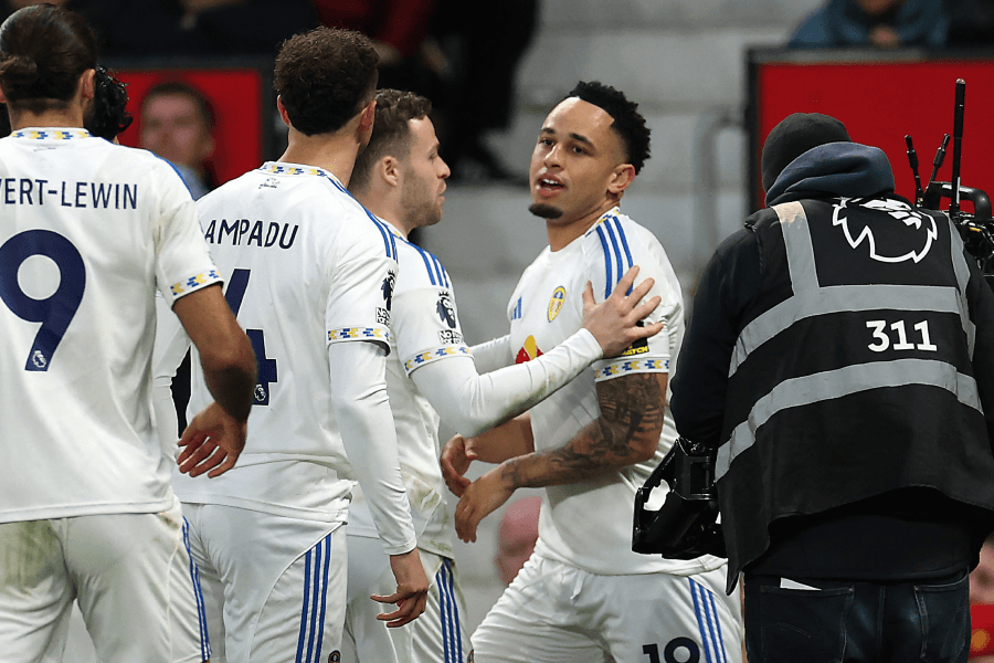 Noah Okafor célèbre un but sous le maillot blanc de Leeds United