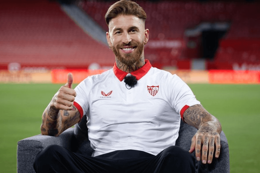 Sergio Ramos souriant conférence presse rachat Séville FC 2026
