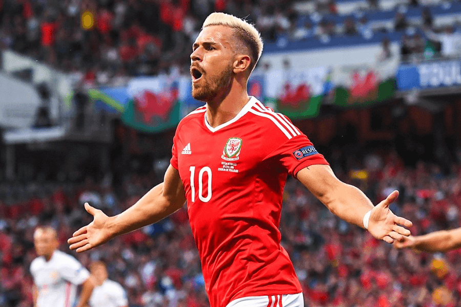 Aaron Ramsey en maillot d'Arsenal célébrant un but à l'Emirates Stadium