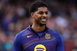 Marcus Rashford en maillot Barcelone dribble un défenseur en Liga