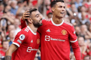 Cristiano Ronaldo en maillot de Manchester United célébrant un but à Old Trafford