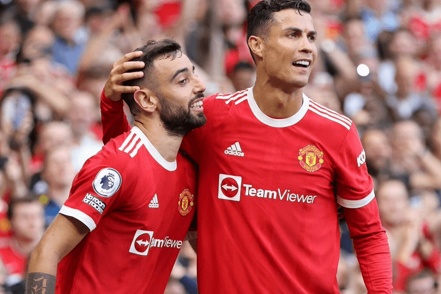 Cristiano Ronaldo en maillot de Manchester United célébrant un but à Old Trafford