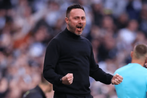 Roberto De Zerbi en conférence de presse au centre d'entraînement de Tottenham Hotspur