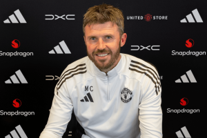 Michael Carrick entraîneur permanent Manchester United contrat 2028 — annonce officielle 22 mai 2026 à Old Trafford, Premier League