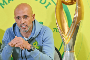 Miguel Cardoso entraîneur Mamelodi Sundowns avec le trophée CAF Champions League avant Cardoso Sundowns Leipzig 29 mai 2026 au Lucas Moripe Stadium Pretoria