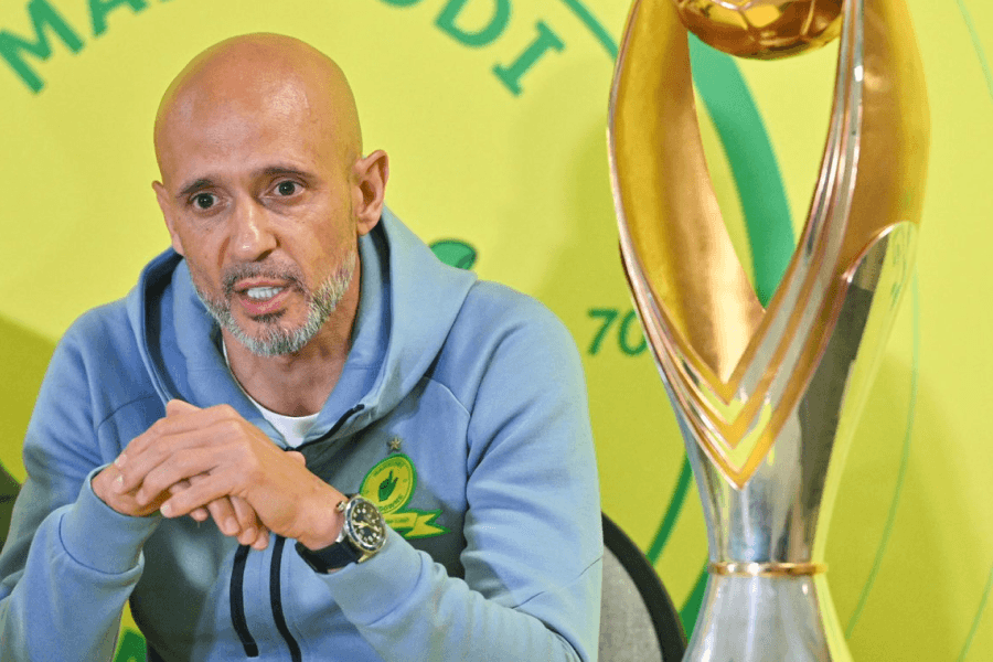 Miguel Cardoso entraîneur Mamelodi Sundowns avec le trophée CAF Champions League avant Cardoso Sundowns Leipzig 29 mai 2026 au Lucas Moripe Stadium Pretoria