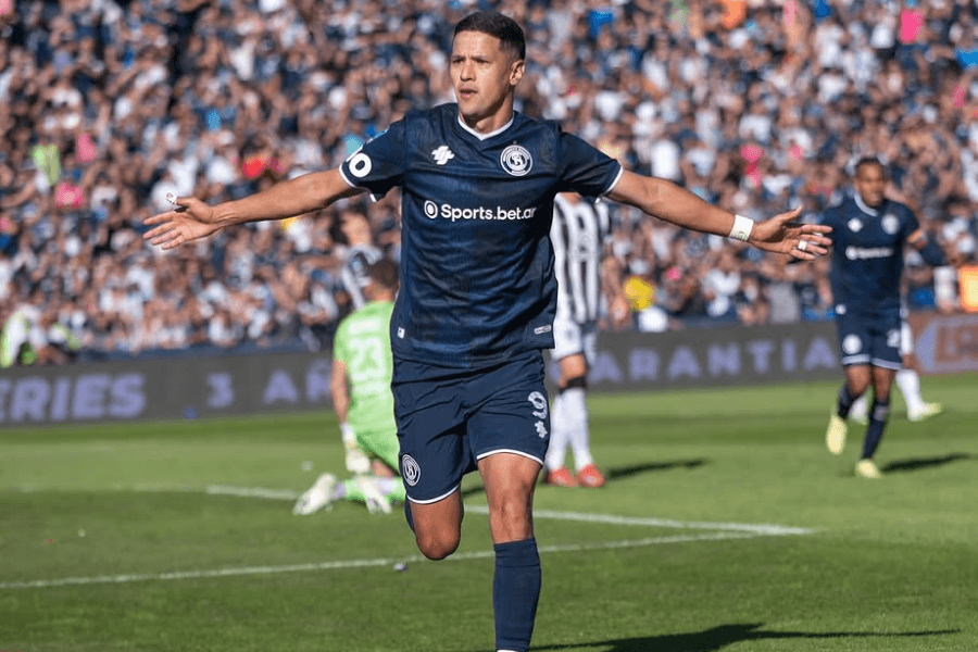 Alex Arce attaquant Independiente Rivadavia célèbre un but en Copa Libertadores 2026, présélectionné avec le Paraguay pour le Mondial – stade Ramón Tahuichi Aguilera, Santa Cruz de la Sierra