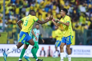 Joueurs de Mamelodi Sundowns célèbrent un but lors de Sundowns Siwelele 9 mai 2026 — Lucas Moripe Stadium, Betway Premiership 7-4
