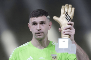 Emiliano Martínez gardien de l'Argentine avec protection au doigt annulaire droit avant Argentine Algérie 17 juin 2026 – Mondial 2026 Groupe J Kansas City