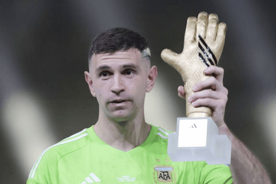 Emiliano Martínez gardien de l'Argentine avec protection au doigt annulaire droit avant Argentine Algérie 17 juin 2026 – Mondial 2026 Groupe J Kansas City