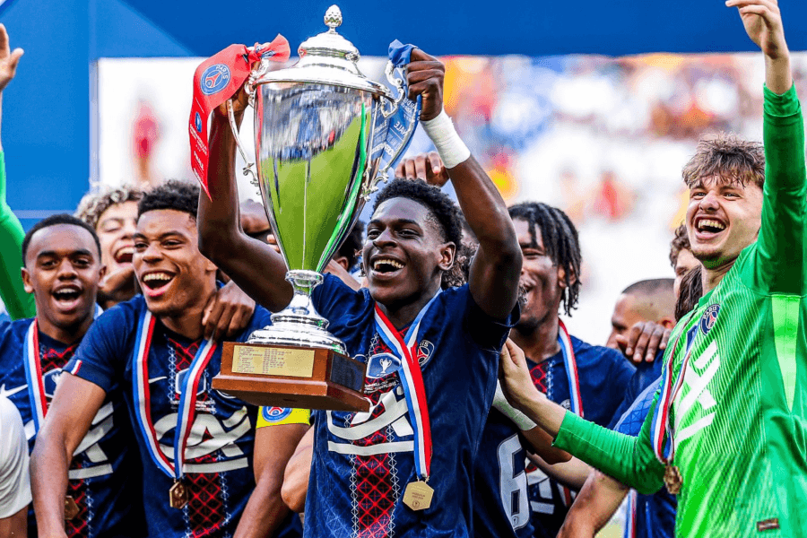 Emmanuel Mbemba capitaine PSG U19 lors de la finale de la Coupe Gambardella 2026 au Stade de France — Emmanuel Mbemba Arsenal PSG transfert été 2026