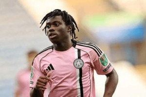Jeremy Monga ailier Leicester City avant transfert Arsenal Jeremy Monga Leicester juin 2026 — négociations avancées selon Romano et Jacobs